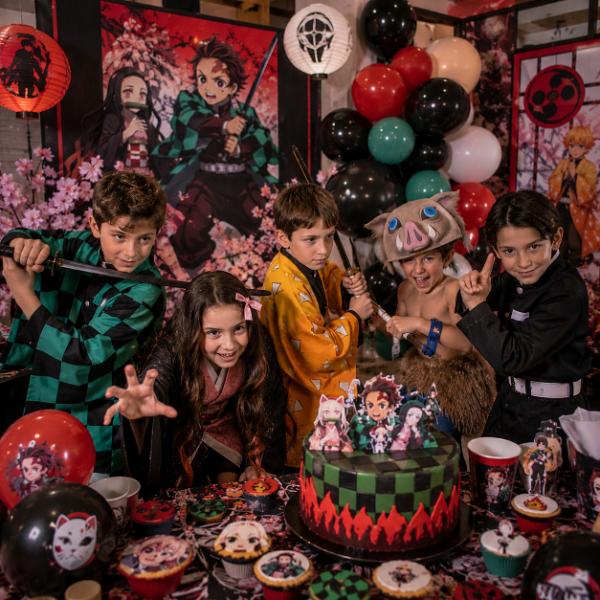 Festa a tema Demon Slayer con giochi, decorazioni e attività ispirate ai cacciatori di demoni