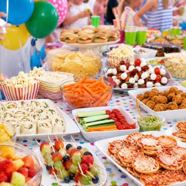 Le 20 cose che i bambini mangiano davvero alle feste di compleanno